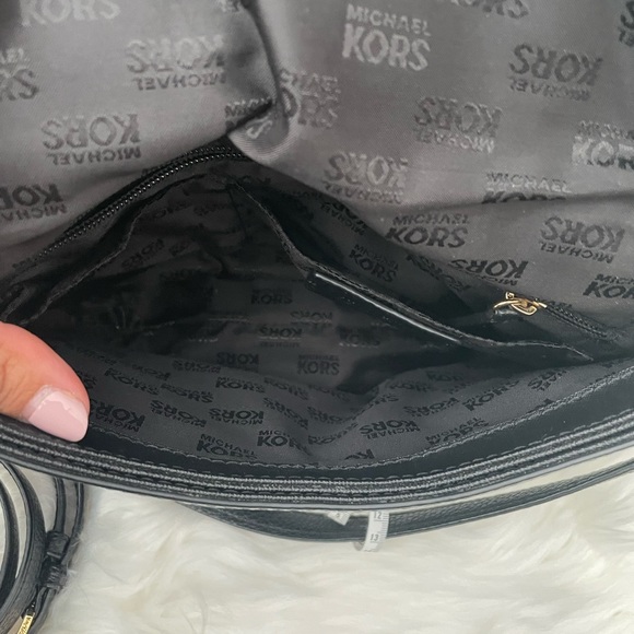 💯% Authentic Michael Kors crossbody - Picture 7 of 13